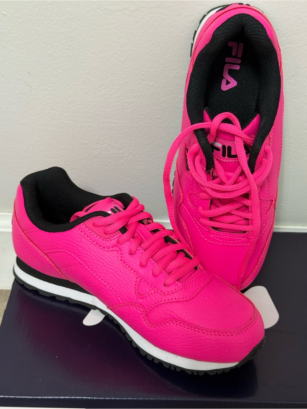 Fila  size 6 Women's Bright Pink Athletic Sneakers